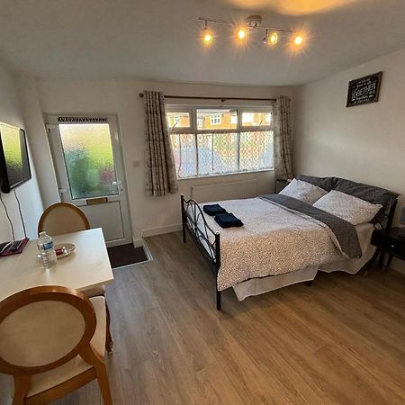Modern & Cozy Gem - 10Min To City Center - Parking 요크 외부 사진
