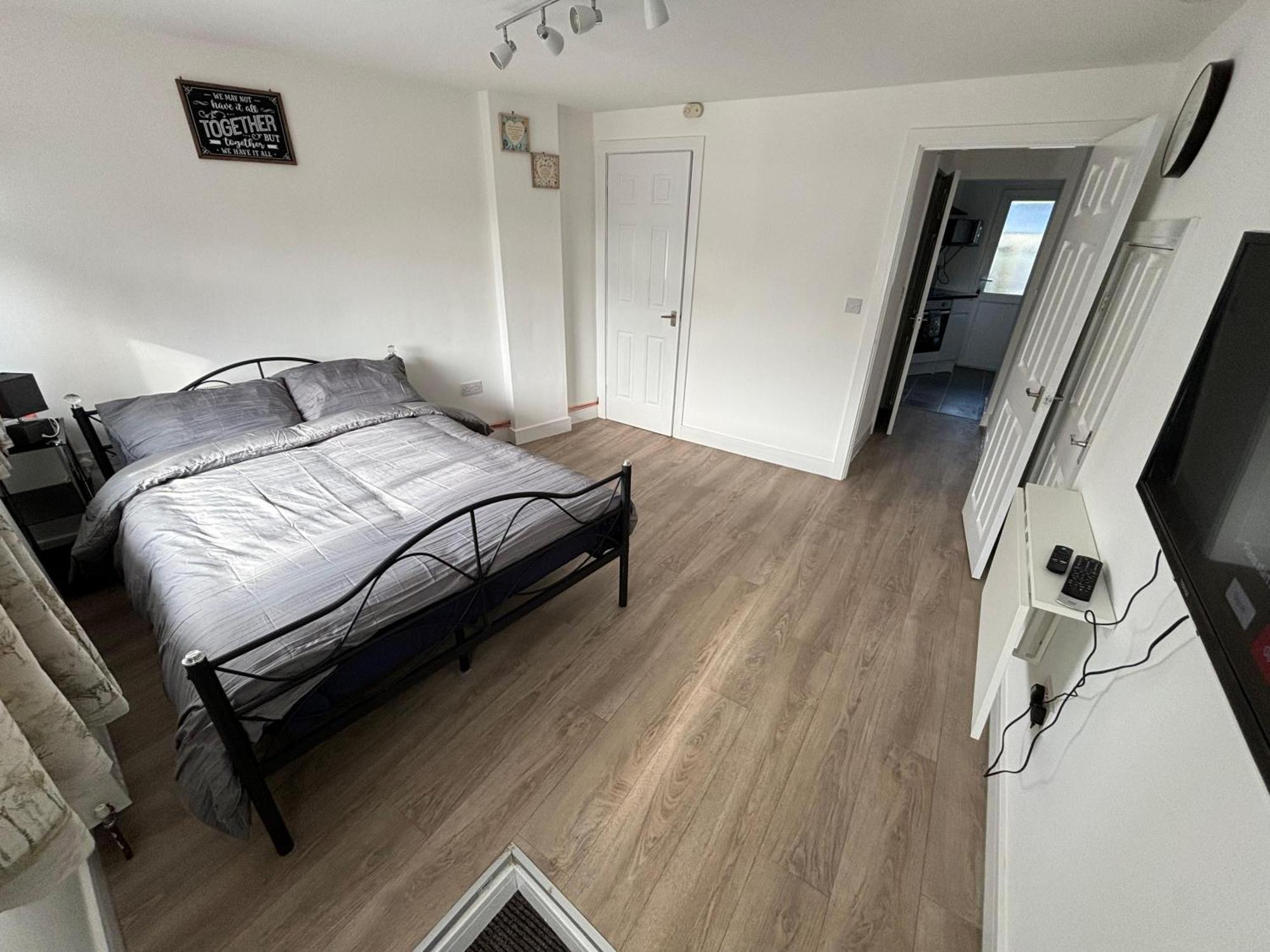 Modern & Cozy Gem - 10Min To City Center - Parking 요크 외부 사진