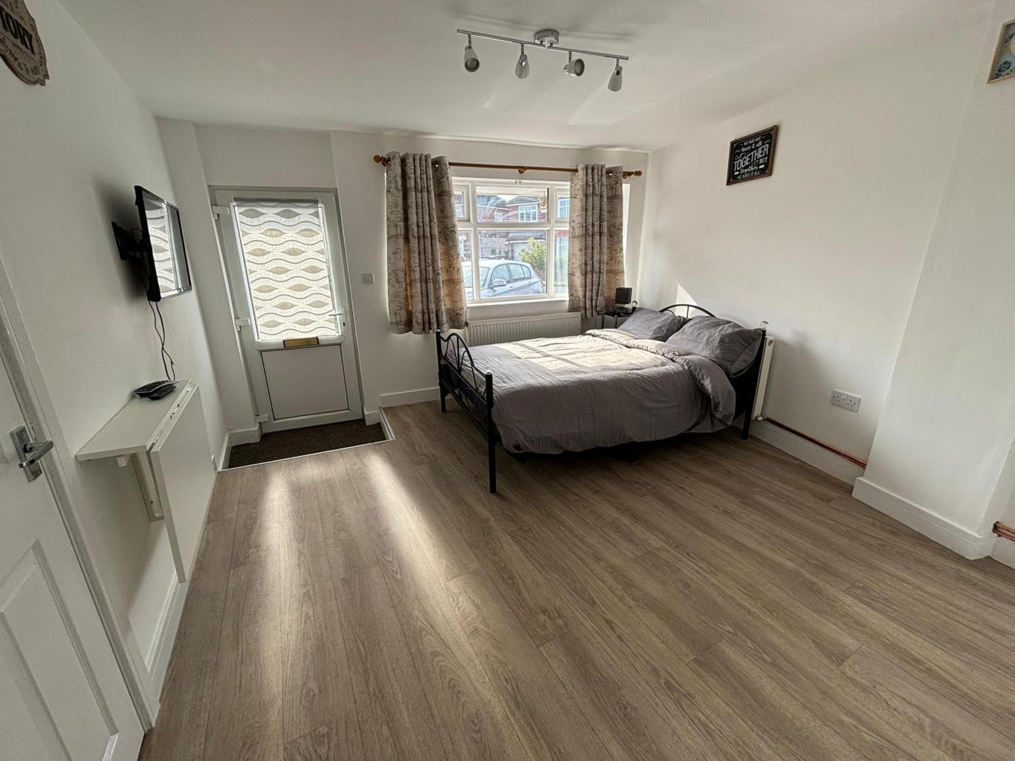 Modern & Cozy Gem - 10Min To City Center - Parking 요크 외부 사진