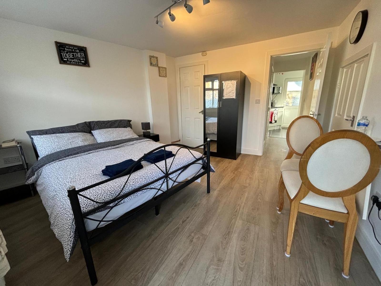 Modern & Cozy Gem - 10Min To City Center - Parking 요크 외부 사진