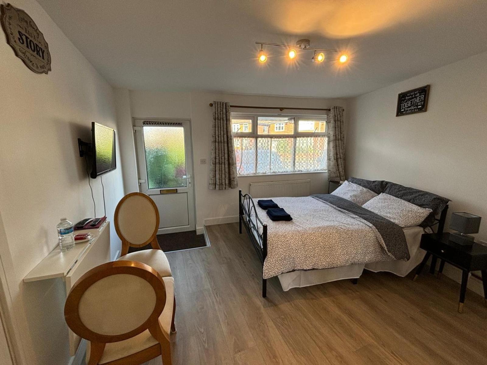 Modern & Cozy Gem - 10Min To City Center - Parking 요크 외부 사진