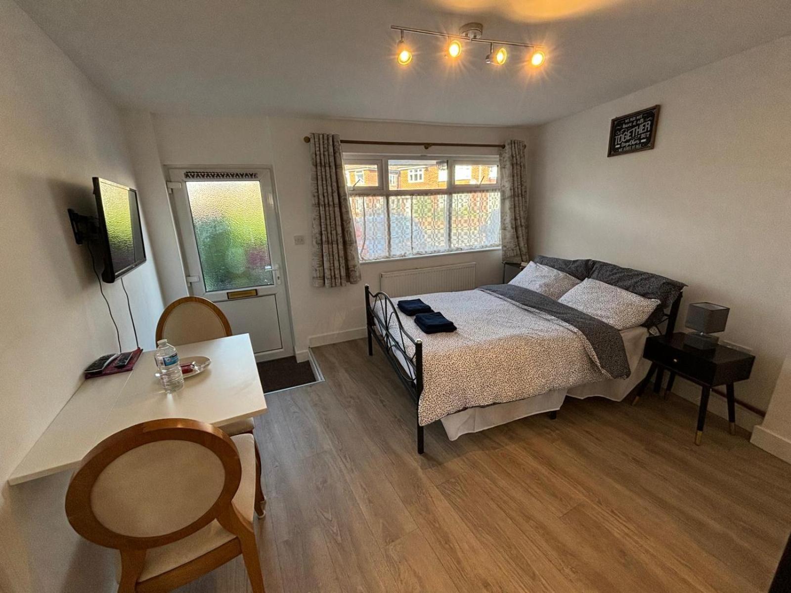 Modern & Cozy Gem - 10Min To City Center - Parking 요크 외부 사진